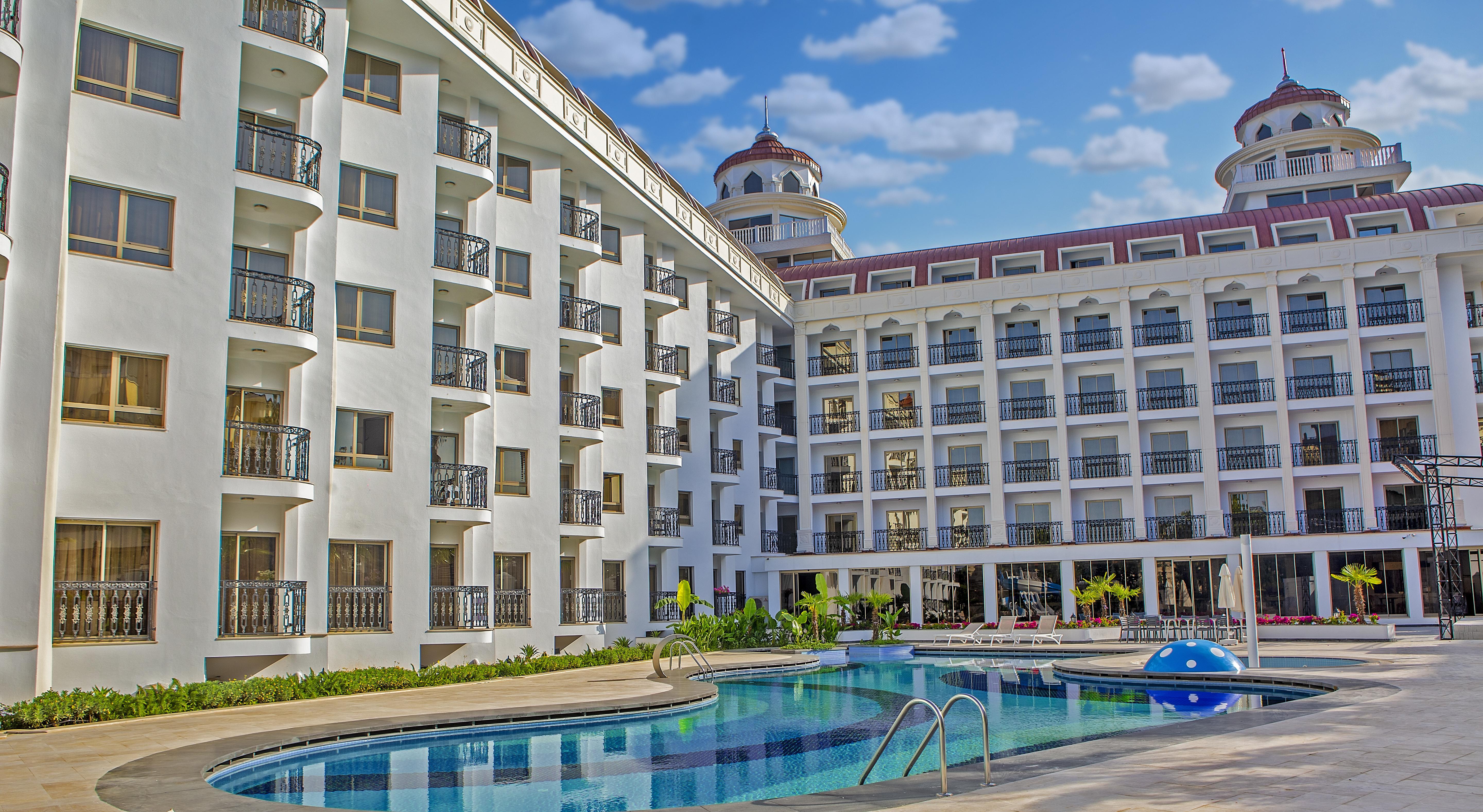 Blue Marlin Deluxe Spa&Resort Konaklı Exterior foto The hotel's swimming pool