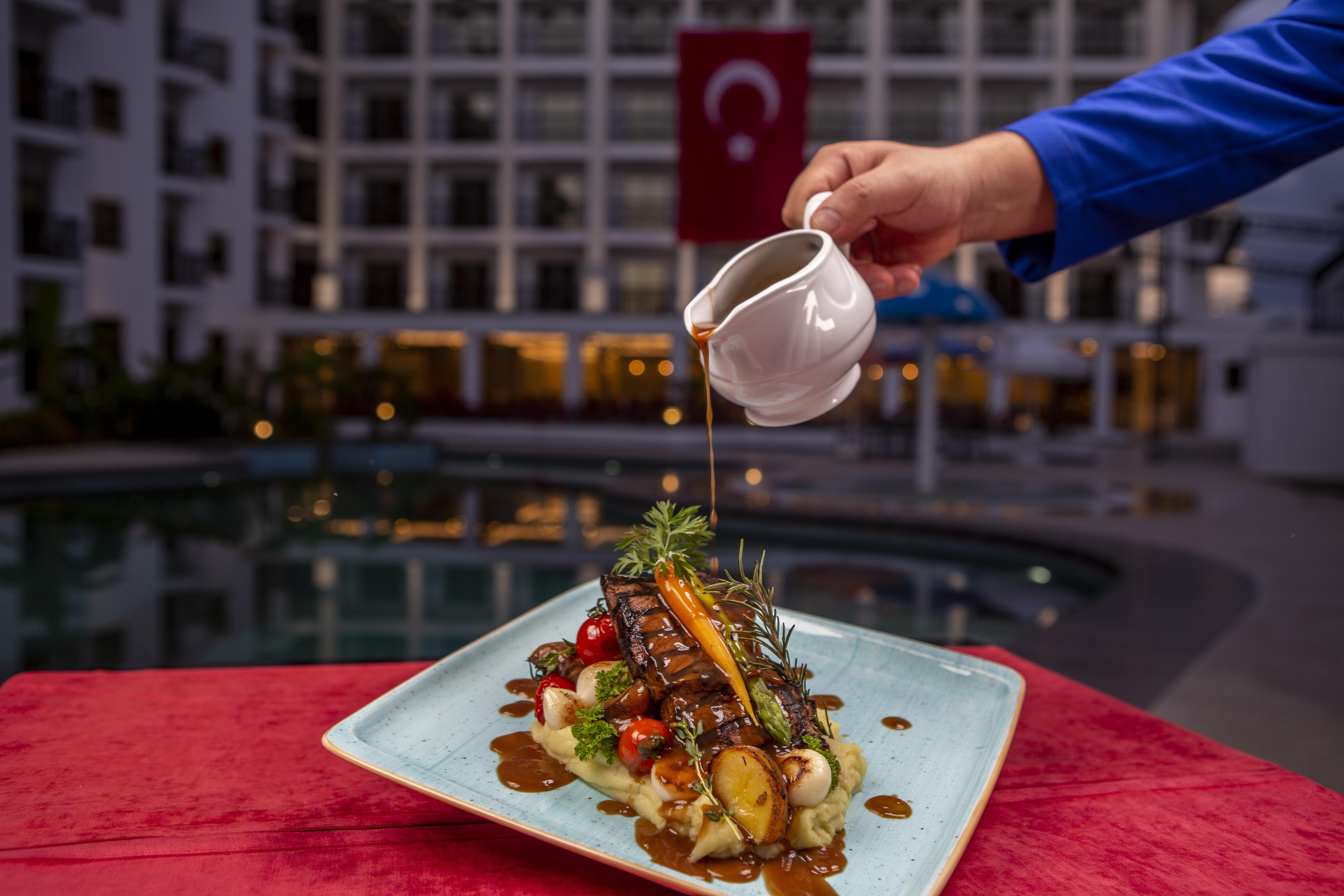 Blue Marlin Deluxe Spa&Resort Konaklı Exterior foto A waiter pouring gravy over a meal