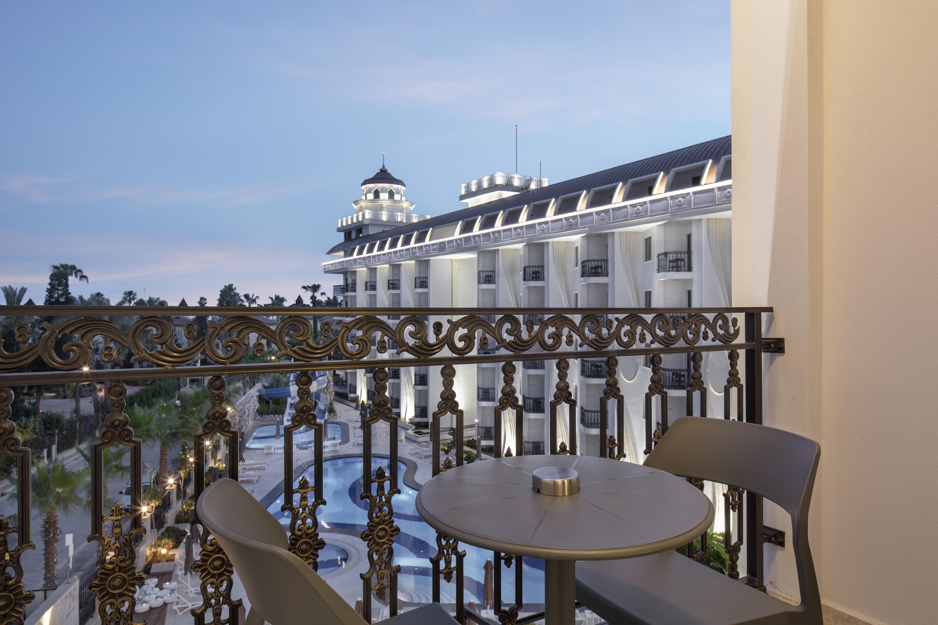 Blue Marlin Deluxe Spa&Resort Konaklı Exterior foto The hotel's pool