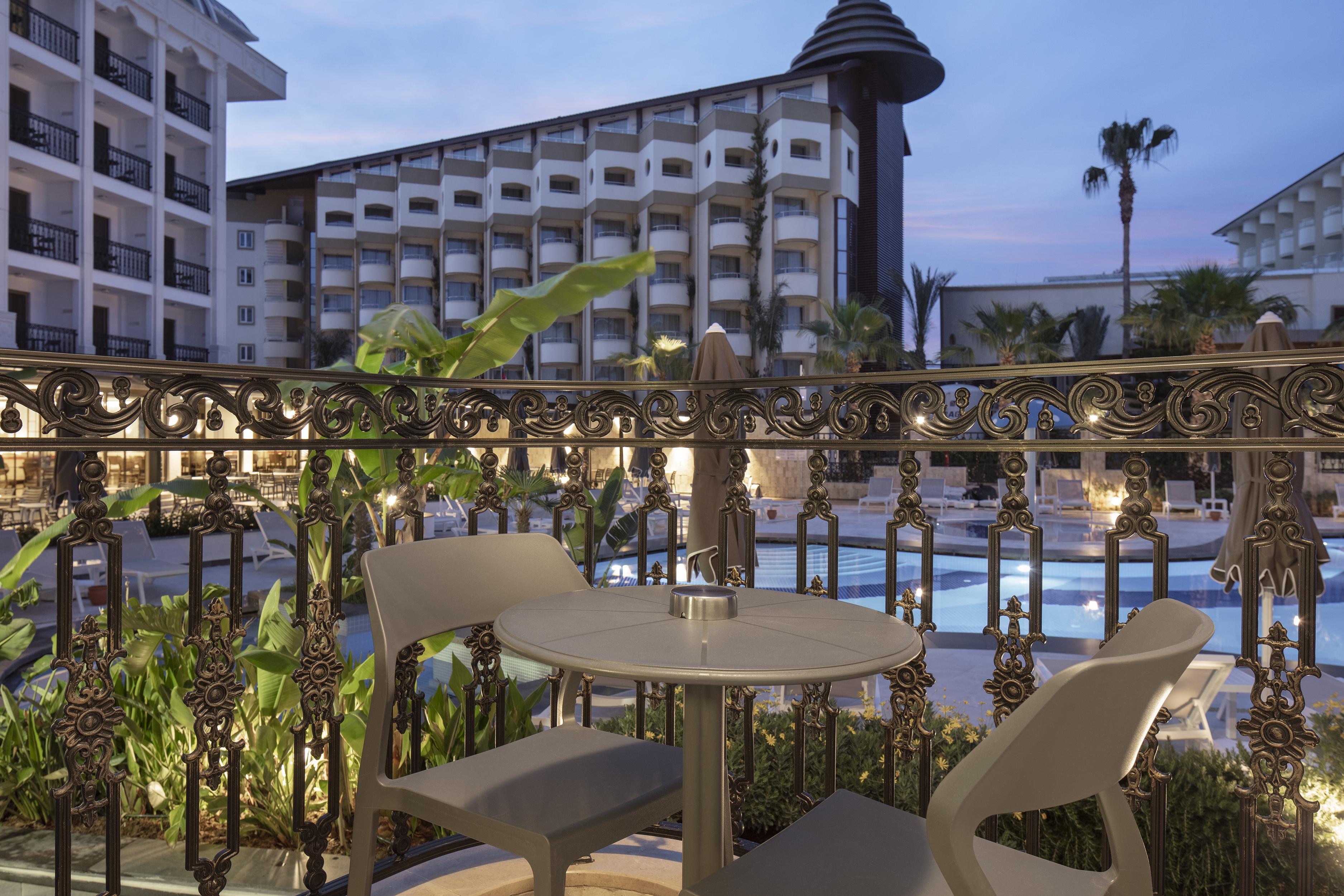 Blue Marlin Deluxe Spa&Resort Konaklı Exterior foto The Royal