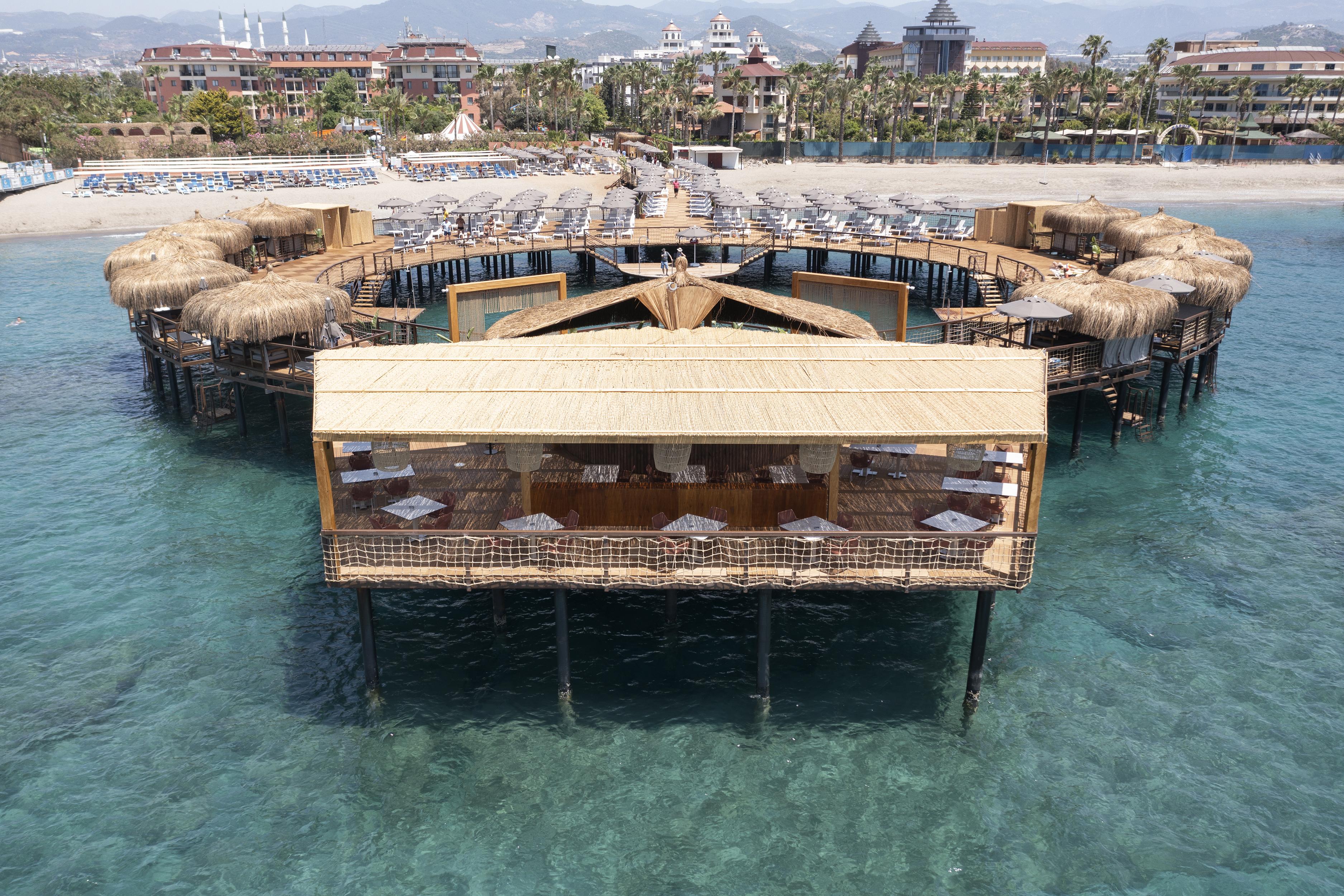Blue Marlin Deluxe Spa&Resort Konaklı Exterior foto The pier at the resort