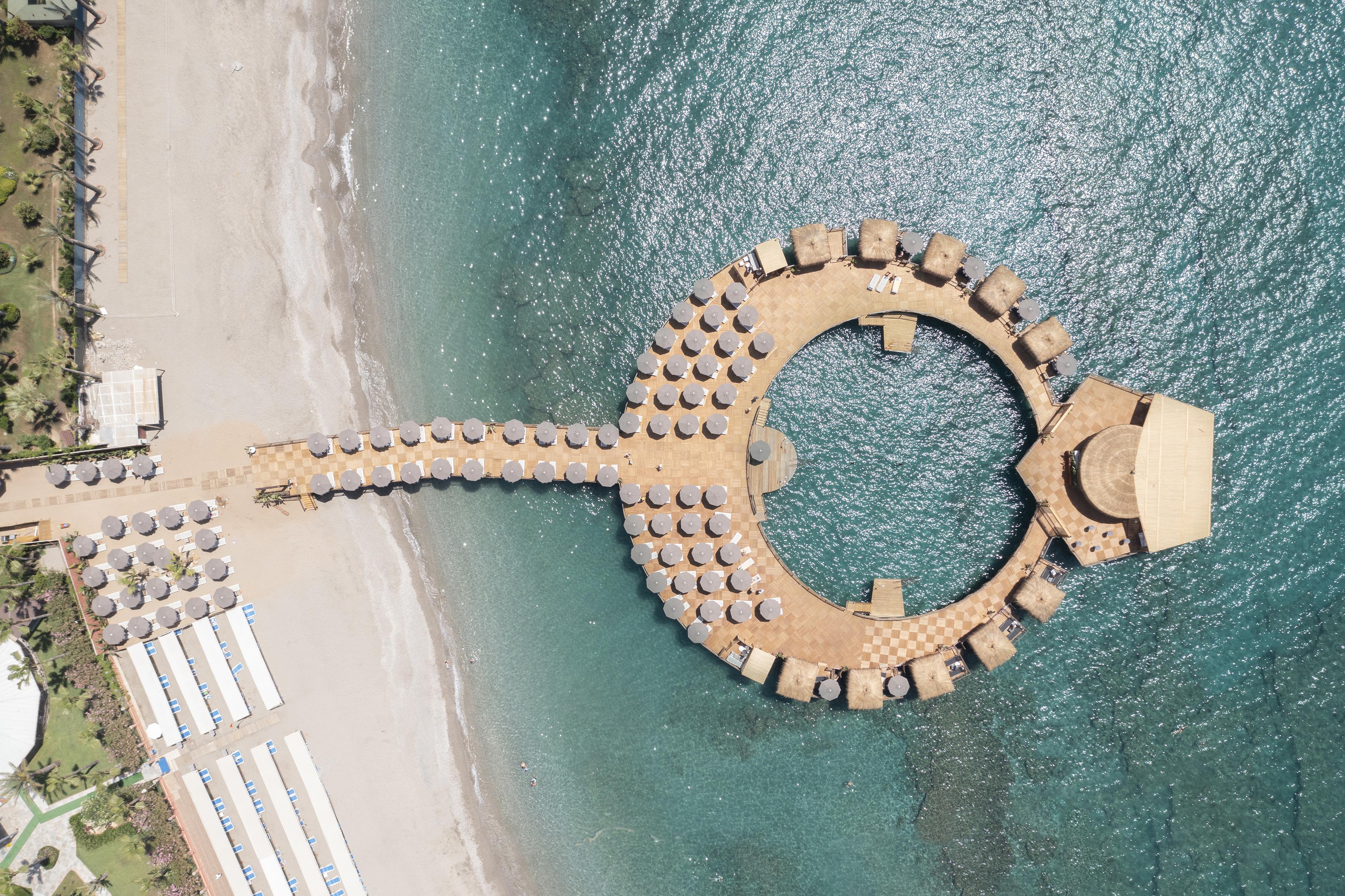 Blue Marlin Deluxe Spa&Resort Konaklı Exterior foto Aerial view of the pier