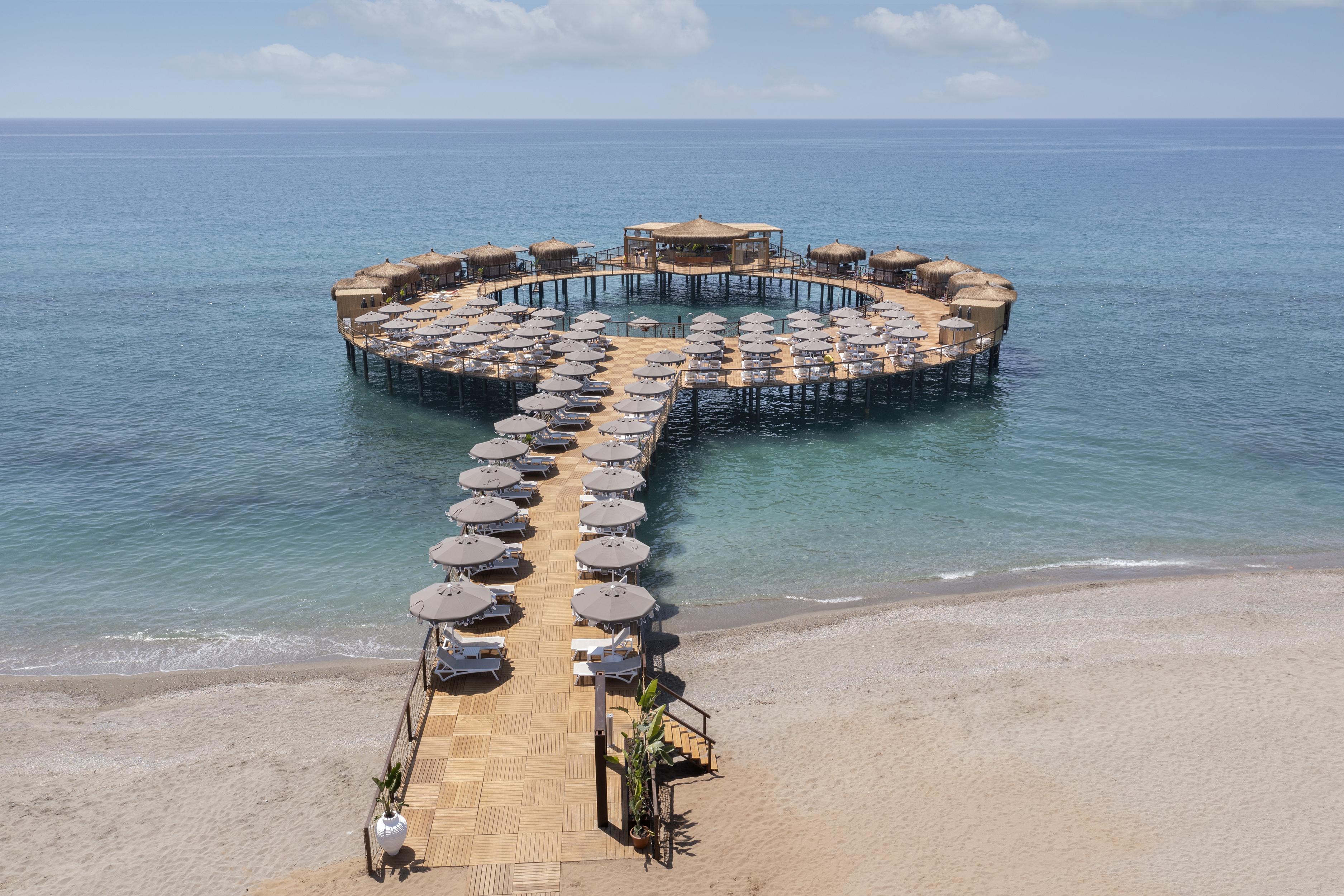 Blue Marlin Deluxe Spa&Resort Konaklı Exterior foto The pier at the resort